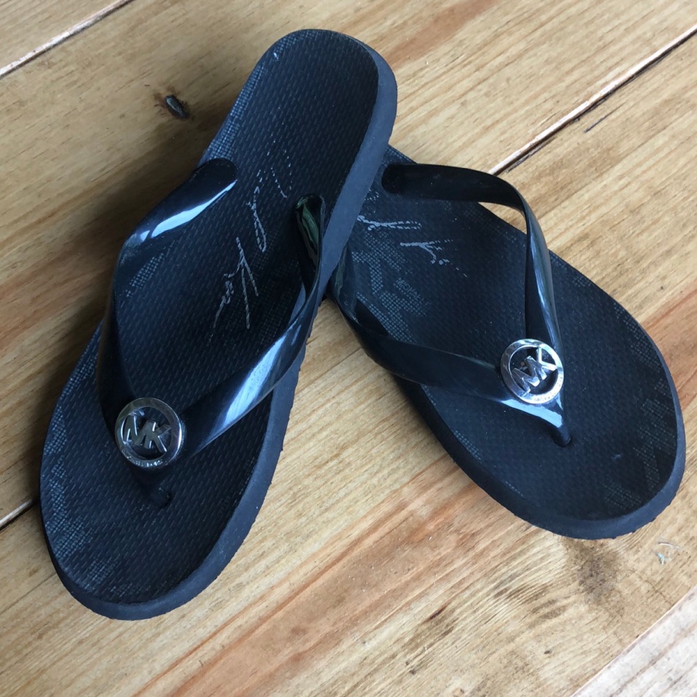 Black Michael Kors flip-flops